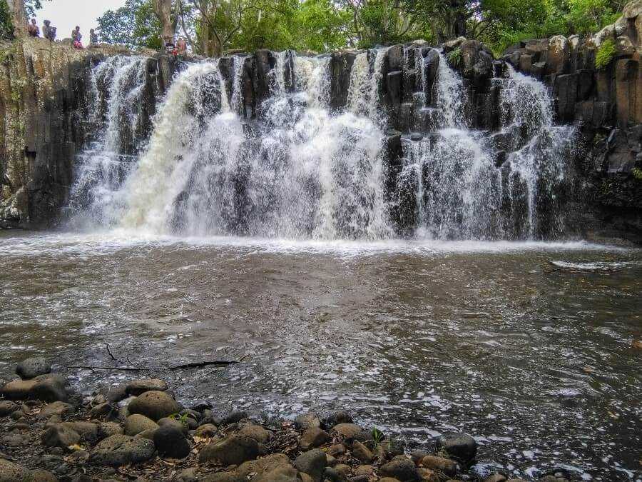 Water cascading over a wide rock wall at Rochester Falls