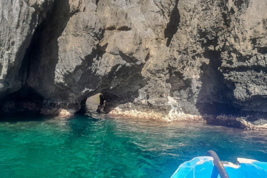 a small opening in the limetone cliff leading to the secret beach in el nido