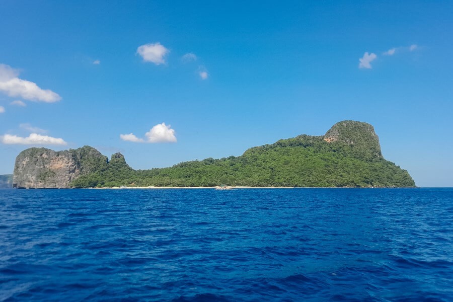 a helicopter-shaped island in el nido palawan 