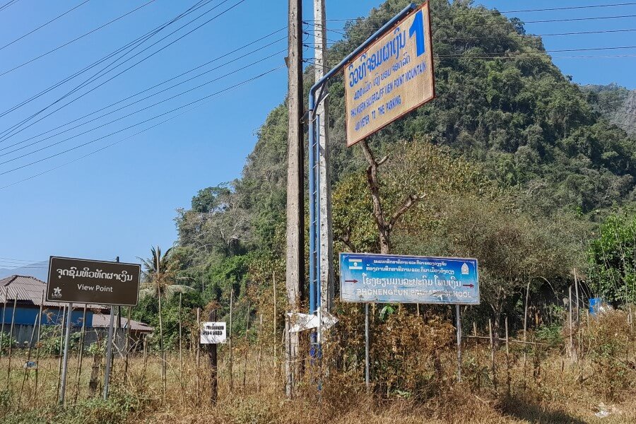 Signs pointing to the trailhead and parking lot to pha gnern
